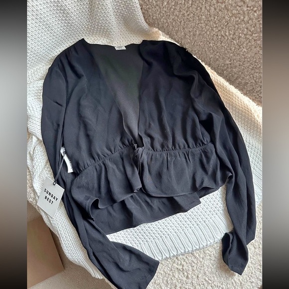 NWT Aritzia Sunday Best Kimberly Black Blouse NWT - Picture 2 of 2